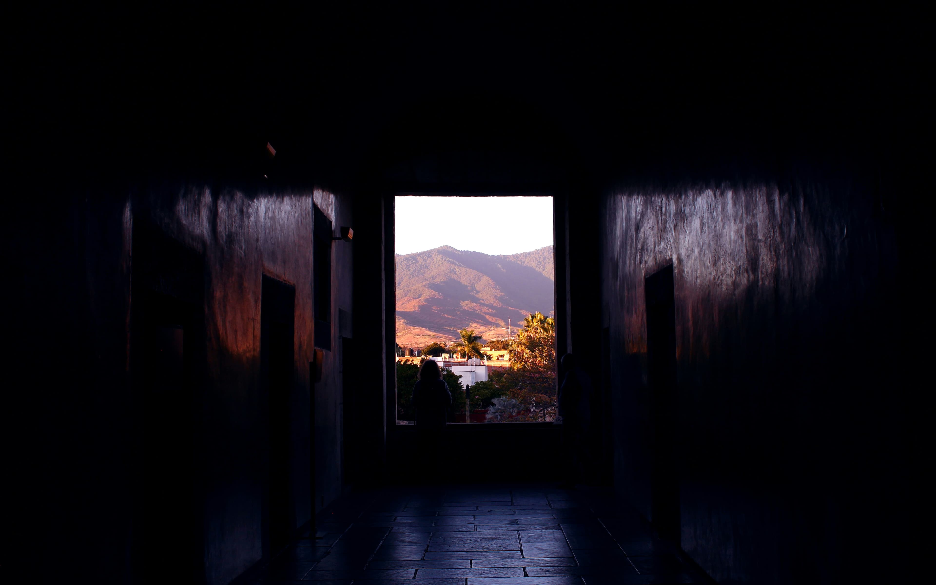 Blick durch Tor und Fenster ins warme Abendlicht nach draußen