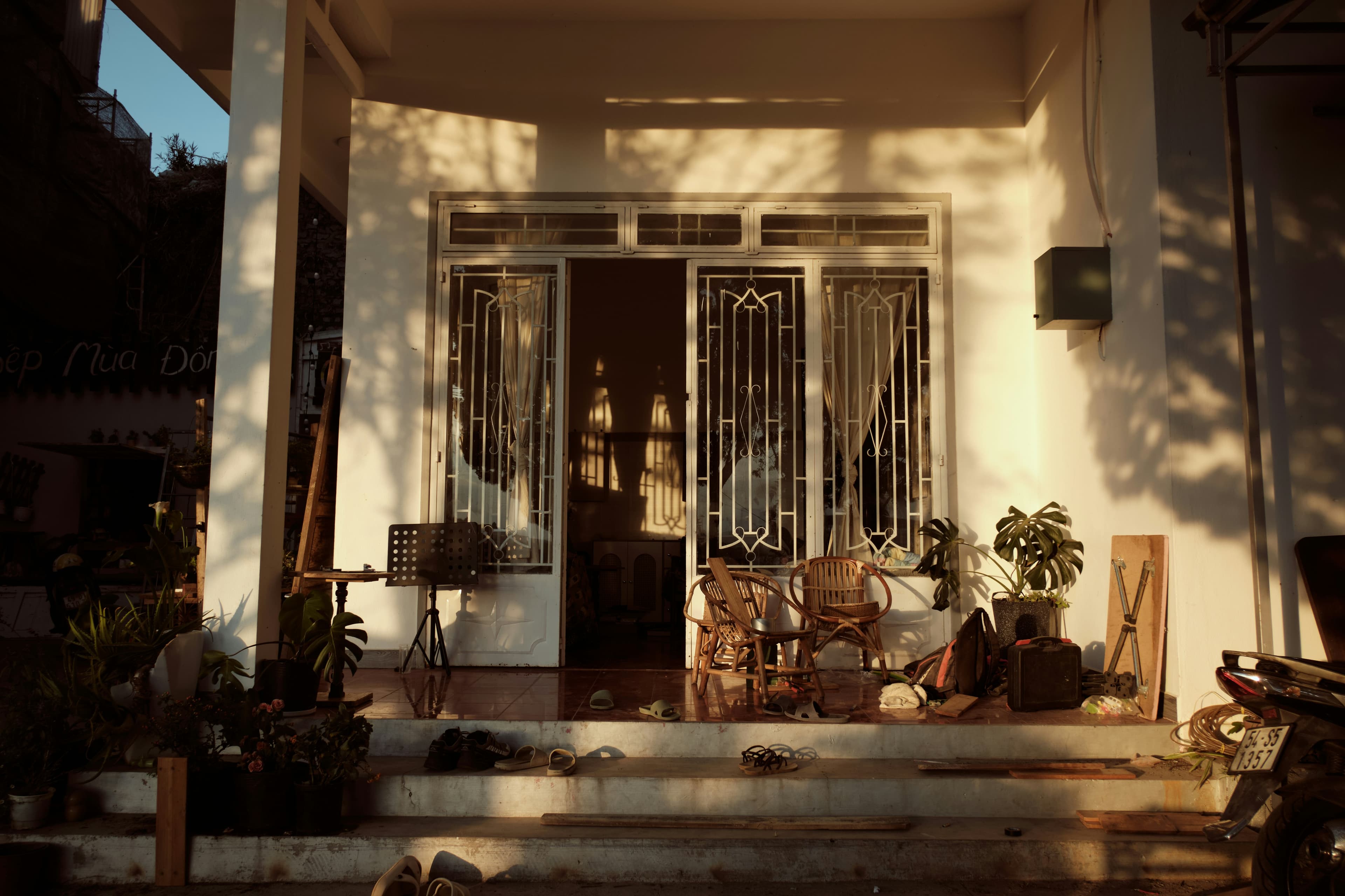 Ruhige Terrasse im goldenen Abendlicht