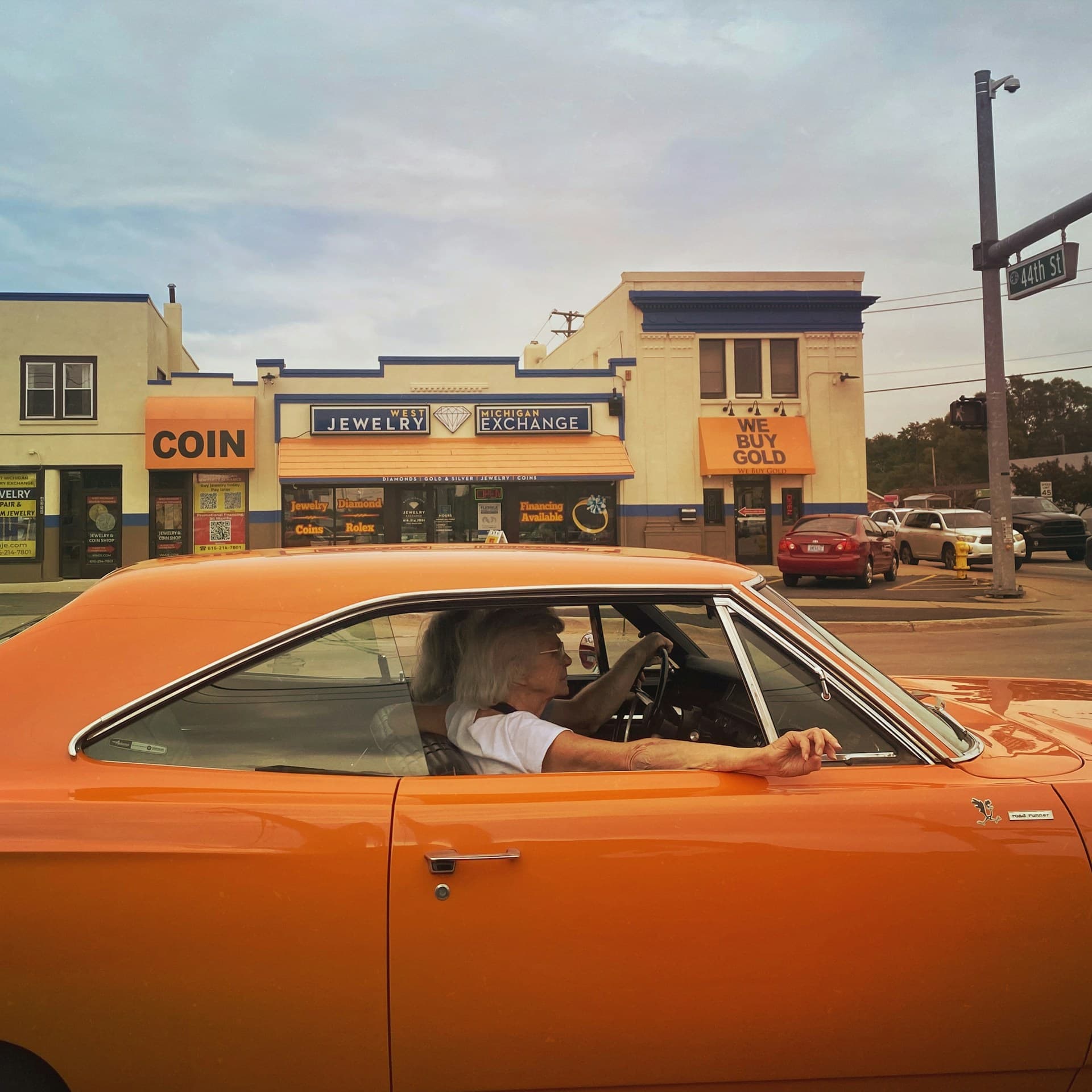 Szene eine amerikanischen Kleinstadt, Auto vor Juwelier und Goldankauf, ca. 1970-1980.