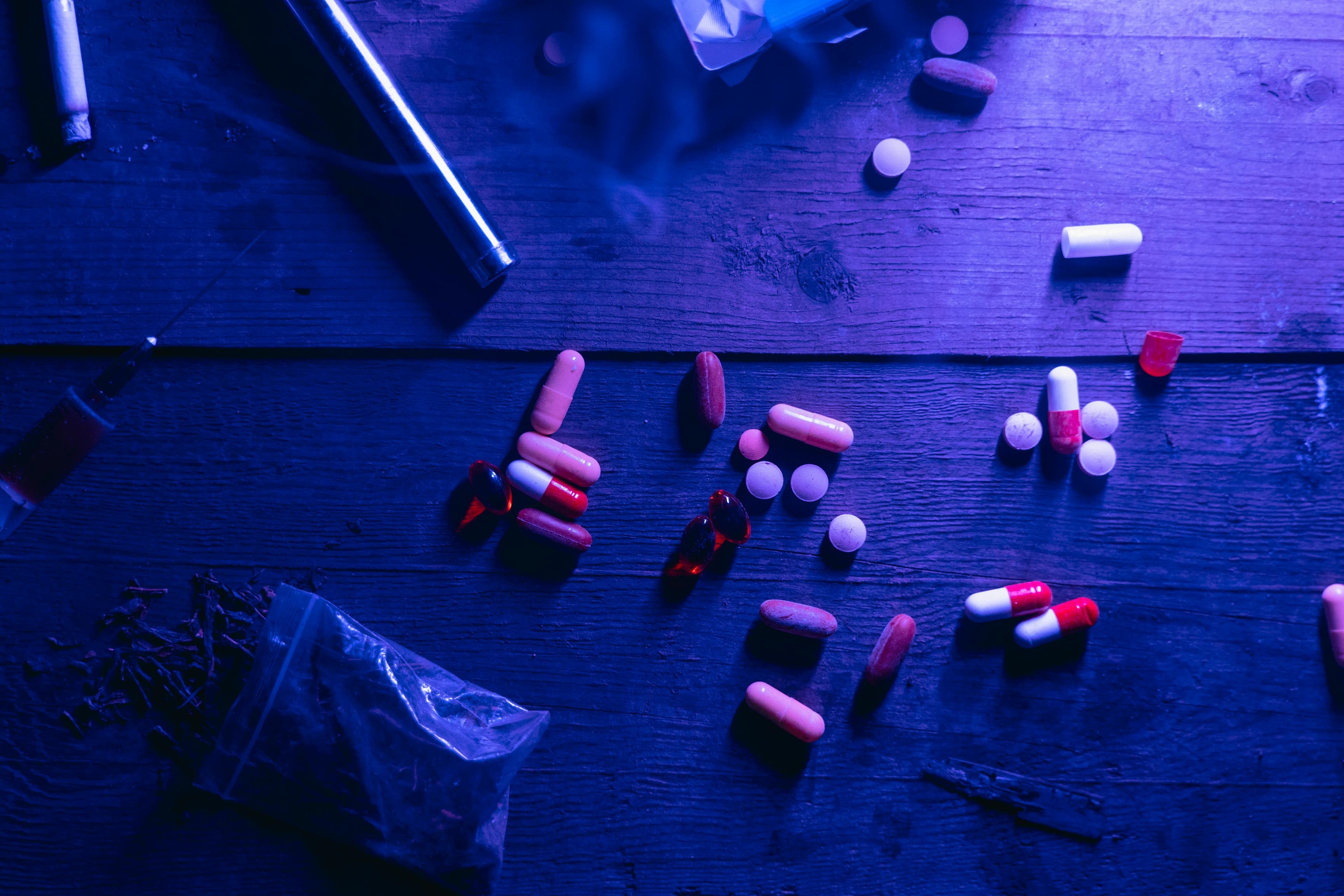 Tabletten liegen verteilt auf einem Tisch