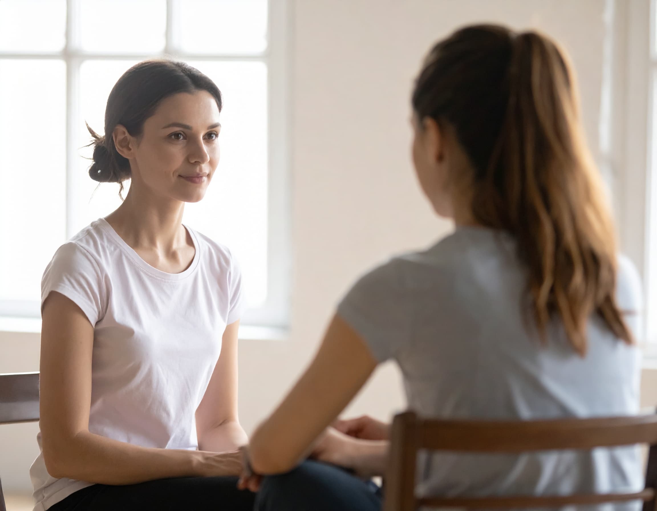 Eine Szene zwischen zwei Frauen in der Therapie.