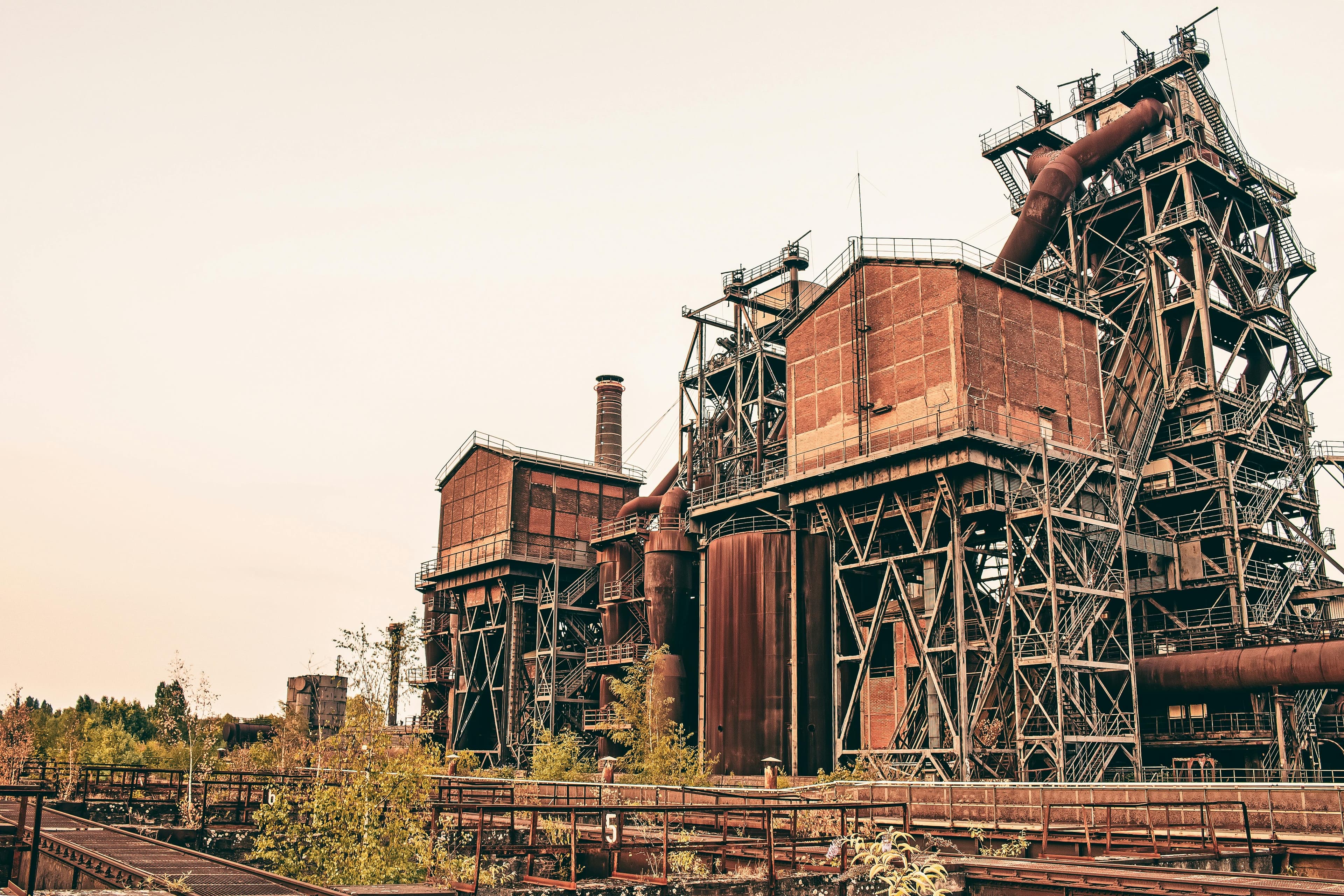 Ein Industriedenkmal, verrostet und recht alt.