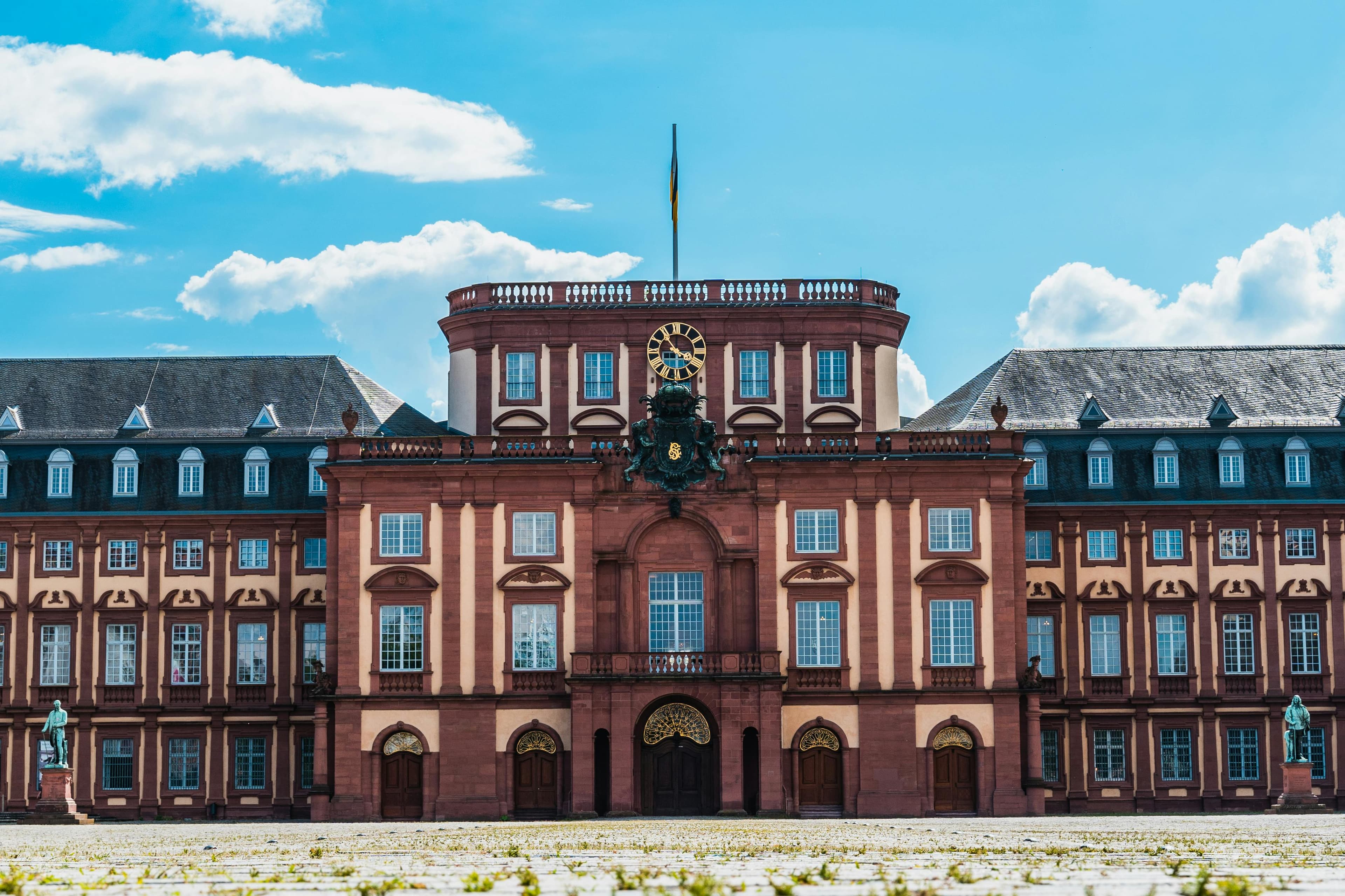 Blick auf ein Schloss bei Mannheim.